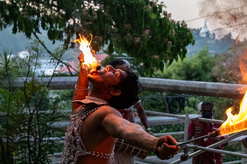kandy perahera dancing